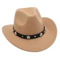 Détail d'un chapeau de cowboy en feutre kaki avec ruban en cuir, clous et fleurs de perles - Chameau