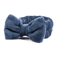 Detailtextuur van een zachte donkerblauwe koraalvlies hoofdband met grote pluche strik - Marineblauw