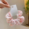 Chouchou floral rose avec dentelle délicate et texture de tissu au style vintage - Chouchou Motif Petites Fleurs Roses