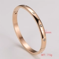Detalle del brazalete de acero inoxidable oro rosa de 6mm con cristales y cierre de clic - 6mm / Oro rosa