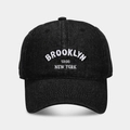 Détail de la broderie blanche Brooklyn 1898 sur le tissu denim noir de la casquette - Noir