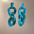 Détail des boucles d'oreilles en acrylique marbré turquoise avec clous en argent et trois maillons - Tige d'oreille en argent-Bleu