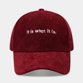 Gorra de béisbol de pana granate con letras blancas bordadas vista desde el frente - Ajustable / Burdeos
