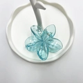 Pinza per capelli a fiore di frangipane blu chiaro traslucido in resina lucida - 8cm / Blu trasparente