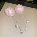 Dettaglio degli orecchini a fiore in rete rosa con cristalli e perle pendenti - Orecchini a nappa con fiori rosa (Perno in argento S925)