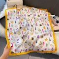 Foulard di seta con bordi gialli e stampe di conchiglie marine su tappeto bianco - 70x70cm / Bordo Giallo Stampa Marina (W-461-Giallo)