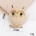 Spilla a forma di gufo dorato con perle e strass di dimensioni 40mm x 31mm su sfondo bianco - Oro
