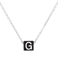 Collier chaîne argentée avec pendentif carré noir orné de la lettre G gravée en blanc - Lettre G (KN238010-Z)