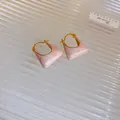 Élégantes boucles d'oreilles trapèze dorées avec incrustation rose perlé et tiges argent - Boucle d'Oreille Trapèze Perlée / Rose