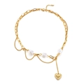 Collana multistrato dorata con perle barocche e pendente a cuore su sfondo bianco - Stile di giunzione del cuore a tre perle (KN197480-BBJ)