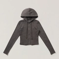 Détail d'un sweat à capuche gris côtelé avec broderie croix et zip métallique - XS / Brun Annihilation