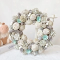 Kerstkrans met natuurlijke dennenappels, witte bessen en groene bloembladen - Tiffany Groot / Buitendiameter ca. 32cm / Tiffany Blauw/Natuurlijk Hout
