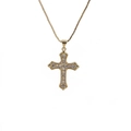 Dettaglio di un ciondolo a croce placcato oro con zirconi lucidi su una catena - Stile Croce Classica (Z0232十字架YH)