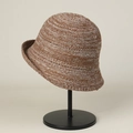 Détail du chapeau cloche en tricot marron et blanc montrant la texture du crochet - M (56-58cm) / Marron