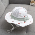 Cappello da sole per neonati traspirante con rete bianca, stampa ciliegie e laccio regolabile - 48-52cm (Regolabile) / Bianco (Ciliegia)