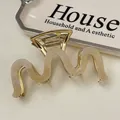 Detalle de la pinza para el pelo ondulada en acetato crema y metal dorado para peinado - Beige Sirena