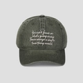 Détail de la broderie blanche cursive sur la casquette de baseball grise vintage lavée - M (56-58cm) / Vert