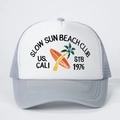 Verstellbare grau-weiße Trucker Cap mit besticktem Slow Sun Beach Club Motiv - Einheitsgröße / Grau
