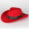 Détail du chapeau de cow-boy rouge en feutre avec bande en cuir brodée et clous métal - Réglable / Rouge