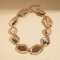 Detalle de collar geométrico dorado grueso con cierre ajustable y acabado de espejo - Collar / Dorado