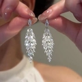 Boucles d'oreilles à pampilles en argent avec zircons portées par un mannequin - Argent (Tige en argent) / Argenté