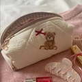 Detail van de beige gewatteerde teddybeer make-up tas op gebreide stof met rode strik - 18*12*10cm / Beige Teddybeer