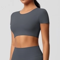 Gros plan détaillé du haut de yoga gris foncé avec coutures de sport de qualité - S / Hauts / Gris Graphite