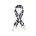 Gros plan de la bandoulière tissée motif géométrique marine et crème avec boucles dorées - Quincaillerie Dorée / Bleu et Blanc