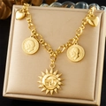 Collar de acero inoxidable dorado con colgantes de sol y luna sobre un joyero - Estilo de Colgante de Corazón Moneda Cara de Sol Dorado (N3278)