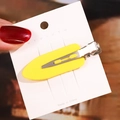 Dettaglio di un fermaglio per capelli in acetato giallo da 6 cm su sfondo di legno - 6cm / Giallo