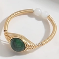 Handgefertigter Ring mit grünem Edelstein und weißen Perlen, 14K Gold-Finish - Dunkelgrüner Stein