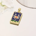 Dettaglio del ciondolo zodiaco Cancro placcato oro 18k con smalto blu e piccoli cristalli - Cancro