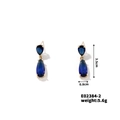 Detailansicht der goldenen Tropfenohrringe mit blauem Zirkon und Größenangaben - Gold Stil (E02384-2)