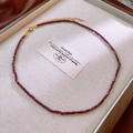Detailopname van donkerrode vierkante kralenketting met gouden karabijnsluiting en ketting - Donkerrode Vierkante Gefacetteerde Kralenstijl