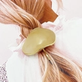 Pinza para el pelo de resina beige con borde dorado en forma irregular en modelo - Blanco Roto