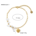 Detail van een gouden roestvrijstalen armband met witte stenen en een hartjeshanger - Gouden Hart Steen Armband