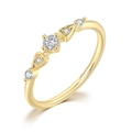 Vista macro dell'anello placcato oro 14K con elegante incastonatura a quattro griffe - US 8 / Oro