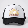 Klassieke zwart-witte truckerpet met vintage Hold Your Horses-print en mesh-achterkant - Eén maat / Zwart