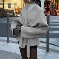 Elegante cappotto grigio-beige con cintura per donna a maniche lunghe e vestibilità ampia - S / Grigio chiaro