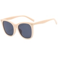 Gafas de sol retro beige de gran tamaño con cristales gris oscuro y remaches - Montura Beige Lente Gris (C02)