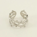 Primer plano de anillo de acero de titanio plateado con diseño calado y ajustable - Abierto Ajustable / Color Acero