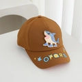 Dettaglio del cappellino bimbo in cotone marrone con ricamo a forma di squalo blu cartoon - 52cm (3-6 Anni) / Marrone
