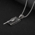 Collier avec pendentif tank vintage en acier inoxydable et chaîne box sur fond noir - Pendentif Char Seul (KP48832-BD)