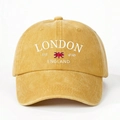 Gros plan sur la casquette en coton délavé vintage avec broderie London England - Jaune