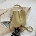Sac seau en cuir PU jaune clair avec fermoir métallique et bandoulière réglable - Jaune