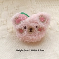 Détail de l'épingle ours en peluche rose avec broderie fraise, taille 5cm x 6,5cm - Style DIY (Ouverture au dos) / Ours Fraise Rose
