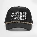 Détail de la casquette trucker noire avec broderie MOTHER et chaîne dorée décorative - Taille unique / Noir