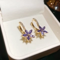 Dettaglio orecchini a fiore dorato con cristalli viola su vassoio di velluto bianco - Fibbia per Orecchio a Fiore Viola (Fibbia per Orecchio - Viola)