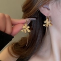 Elegante goldene Metallblüten-Ohrhänger mit strukturierter Oberfläche und langen Haken - Goldene Iris-Blumen-Ohrhaken (2#)