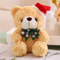 Close-up van een bruine teddybeer met rode kerstmuts en een groene feestelijke strik - Groene Vlinderdas Stijl (Lichtbruine Beer)